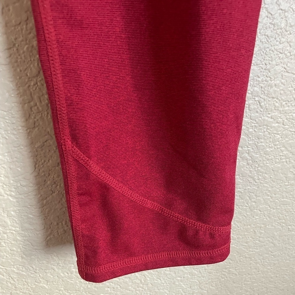 Fabletics Women’s Lima Capri Leggings L Cranberry Stripe - Picture 4 of 9
